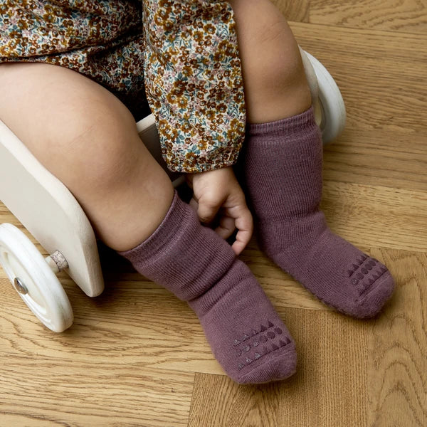 GoBabyGo Rutschfeste Socken Bio-Baumwolle - Misty plum